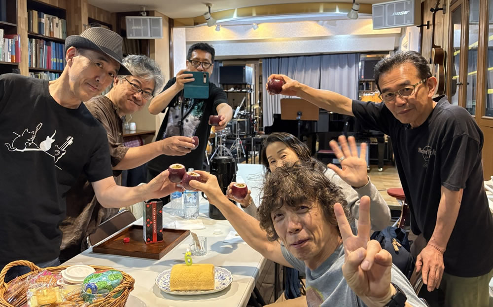 M.O.M. 第77回定期ライブ 2026.07.26 ゲネリハ後のウッチーの誕生日の乾杯